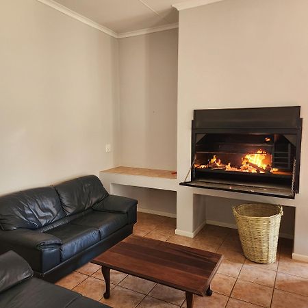 Villa Karoo Leeu Self Catering Oudtshoorn Exterior foto